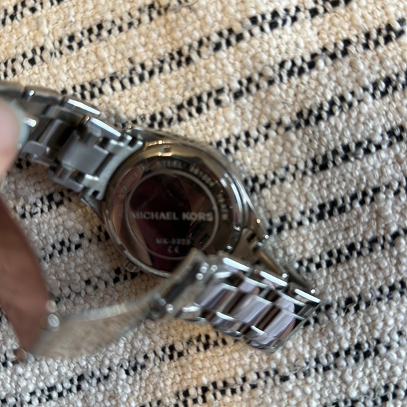 Michael Kors stainless steel watch with a multicolored pearl face - Picture 2 of 8